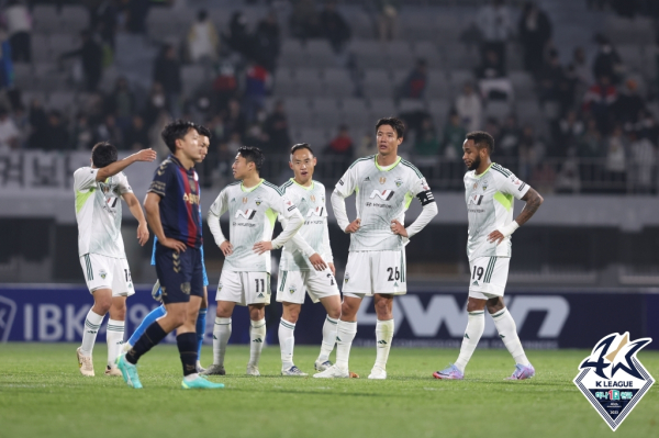 15일 수원FC 원정에서 패배한 뒤 아쉬워하고 있는 전북 현대 선수들. 사진=프로축구연맹