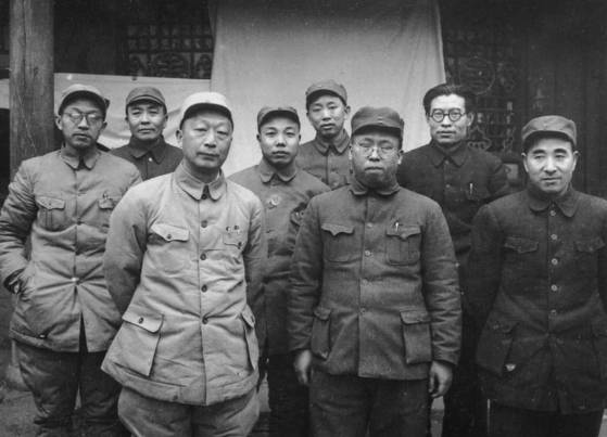 동북민주연군(제4야전군)의 중요지휘관들. 왼쪽부터 린뱌오, 가오강(高崗), 뤄룽환, 류야러우. 왼쪽 첫째는 문혁 후 총참모장을 역임한 황커청(黃克誠). [사진 김명호]