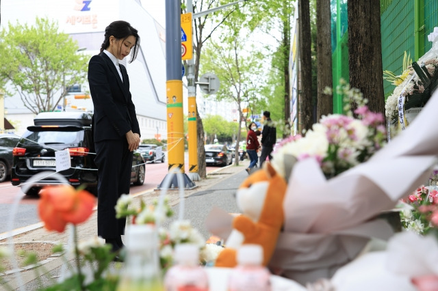 윤석열 대통령 부인 김건희 여사가 14일 대전 서구 둔산동 어린이보호구역에서 음주 교통사고로 숨진 고(故) 배승아 어린이의 사고 현장을 찾아 추모하고 있다. 대통령실 제공