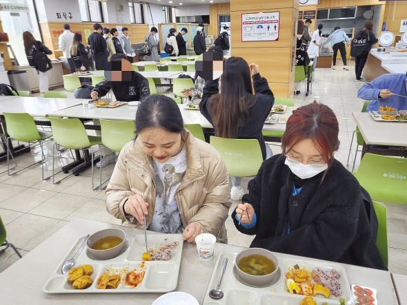 24일 오전 8시 서울 성북구 고려대학교 학생식당에서 중국인 유학생 노사배(29)씨가 식사를 하고 있다. 박혜원 기자