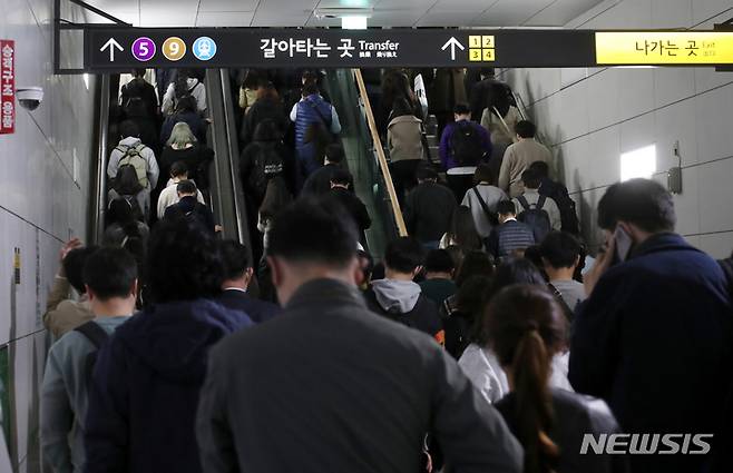 [서울=뉴시스] 조성우 기자 = 14일 오전 서울 강서구 김포골드라인 김포공항역 승강장이 승객들로 붐비고 있다. 2023.04.14. xconfind@newsis.com