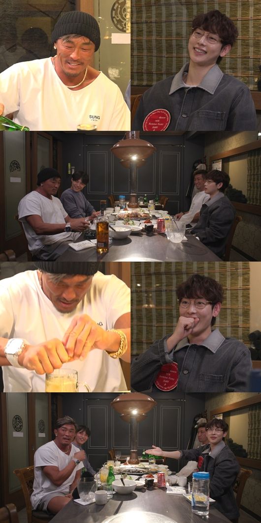 Yoshihiro Akiyama reveals a pleasant dining scene with his best friends Siwan and Tommy Kochi.Today (15th) MBC entertainment program  ⁇  Point of Omniscient Interfere  ⁇  (Planned by Park Jung-kyu / Director Kim Yoon-ji, Lee Jun-bum, Lee Kyung-soon, Kim Hae-ni / Writer Hyun-jeon /  ⁇  Point of Omniscient Interfere  ⁇ ) 243 times Yoshihiro Akiyama and Siwan emit a warm-hearted  ⁇   ⁇   ⁇   ⁇  chemi.Yoshihiro Akiyama, who finished the days workout, finds a regular Yangdaechang restaurant with Siwan, Tommy Kochi and Manager.Yoshihiro Akiyama also made a surprise gift for Siwan.Prior to the full-scale meal, Yoshihiro Akiyama transformed into a human juicer and set out to make a so-called  ⁇   ⁇   ⁇   ⁇   ⁇   ⁇ . In addition, I was surprised at the Nosey people.Yoshihiro Akiyamas Physical: 100th fan Siwan reveals his deep affection for Yoshihiro Akiyama and releases a long-standing relationship story of two people.I will also tell Yoshihiro Akiyamas daughter Loves amazing recent situation.Siwan also shocked the studio by revealing the wonderful anecdote of Yoshihiro Akiyama, saying that this person is 0.0001% of the world.I wonder what the special story of Yoshihiro Akiyama, who received the envy of everyone in one body, is.On the same day, Yoshihiro Akiyamas special relationship with BTS Jungkook is also revealed.Yoshihiro Akiyama is surprised to reveal Jungkooks Fitness Boxing skills. It is the back door that surprised the Nosey people.Yoshihiro Akiyama and Siwans delightful dinner scene can be found at  ⁇  Point of Omniscient Interfere  ⁇  which is broadcasted at 11:10 pm on the 15th.Point of Omniscient Interfere