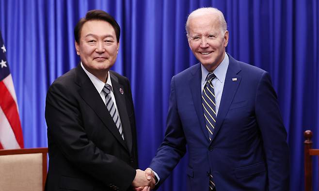 윤석열 대통령(왼쪽), 바이든 미국 대통령. 연합뉴스