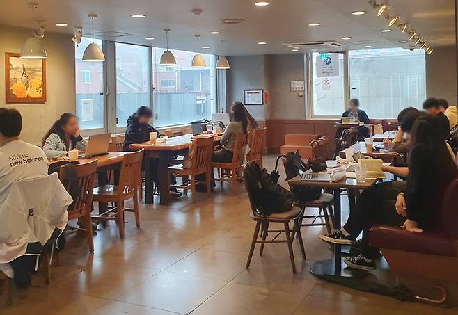 서울의 한 카페에서 학생들이 커피를 마시며 공부를 하고 있다.