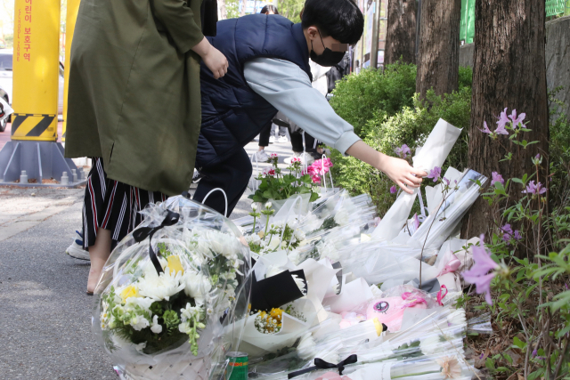 음주운전 사고로 배승아(9)양이 숨진 대전 서구 둔산동 탄방중 앞 인도에 배 양을 추모하기 위한 시민들의 발걸음이 이어지고 있다. 연합뉴스