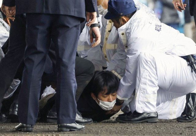 기시다 후미오 일본 총리가 연설을 시작하기 직전 폭팔물을 던진 용의자가 체포되고 있다. AP연합뉴스