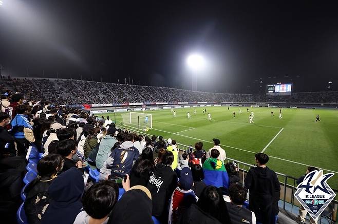 ▲ 수원FC 역대 최다 유료 관중. 9,221명이 경기장을 찾았다. ⓒ한국프로축구연맹