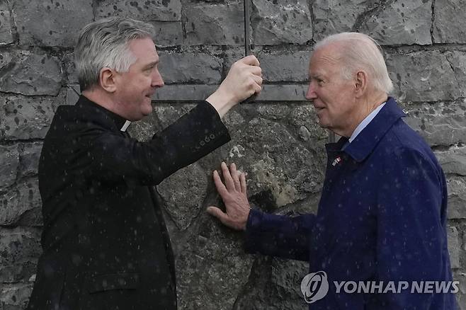 조 바이든 미국 대통령 (메이요[아일랜드] AP=연합뉴스) 조 바이든 미국 대통령이 14일(현지시간) 아일랜드 메이요주의 노크 성지에서 리처드 기번스 신부와 얘기를 나누고 있다. 2023.4.14 photo@yna.co.kr