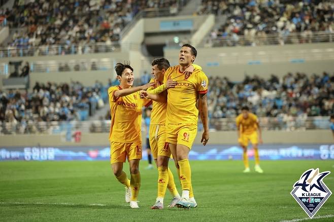 광주fc의 산드로(가운데)(한국프로축구연맹 제공)