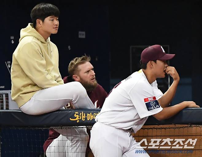 '빨리 보고 싶은데, 인터뷰가 너무 기네' 물세례 장면을 학수고대하는 요키시의 심각한 표정