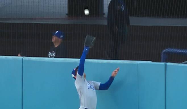 벨린저가 헤이워드의 홈런성 타구를 펜스 위로 글러브를 뻗어 잡아내고 있다. 사진=MLB.TV 캡처