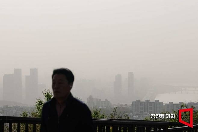 서울 전역에 미세먼지 경보가 발령된 12일 서울 남산에서 바라본 도심에 황사를 동반한 미세먼지에 싸여 있다. 사진=강진형 기자aymsdream@