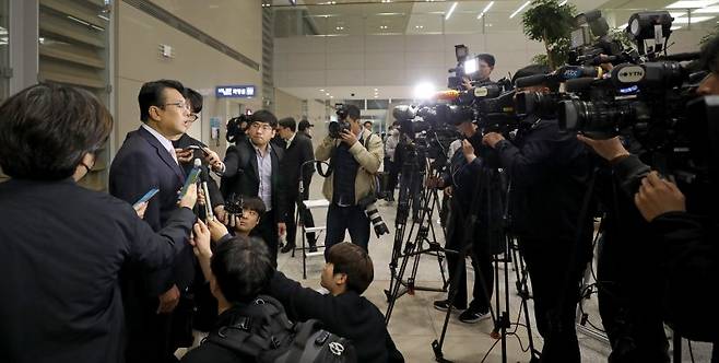 김태효 대통령실 국가안보실 제1차장이 지난 15일 인천국제공항 제2터미널을 통해 귀국한 뒤 취재진 질의에 답변하고 있다. 2023.4.15/뉴스1 ⓒ News1 장수영 기자 /사진=뉴스1