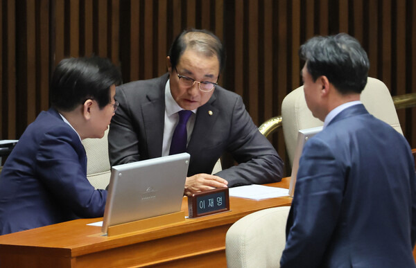 이재명 더불어민주당 대표가 13일 오후 열린 국회 본회의에서 이성만(가운데), 윤관석(오른쪽) 의원과 대화하고 있다. 연합뉴스