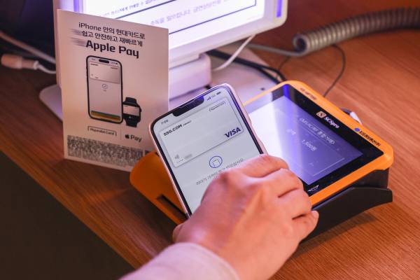 애플페이로 결제하는 모습. 연합뉴스