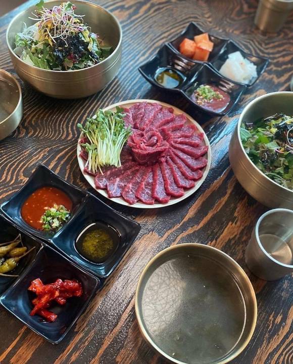 경백 육사시미와 육회 비빔밥. [사진=경백]