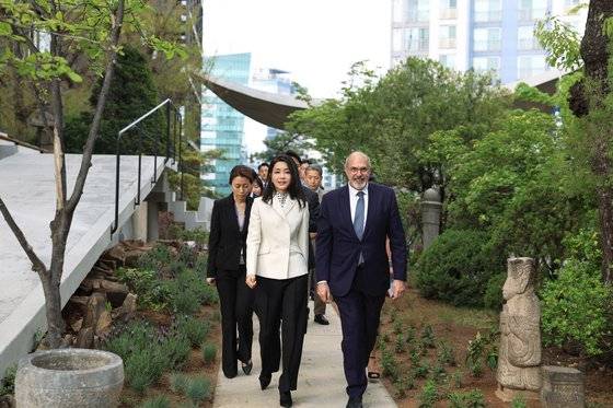 김건희 여사가 15일 서울 서대문구 주한 프랑스 대사관에서 열린 신축 대사관 개관식에서 필립 르포르 주한 프랑스대사와 대사관저로 향하고 있다. 사진 대통령실