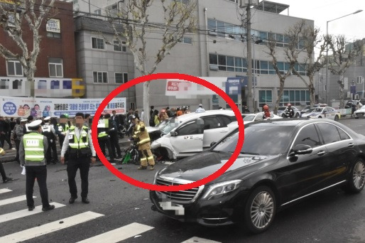 15일 70대 운전자가 몰던 택시가 보행자와 차량을 들이받아 20대 남성 1명이 사망하는 사고가 발생했다. 연합뉴스.