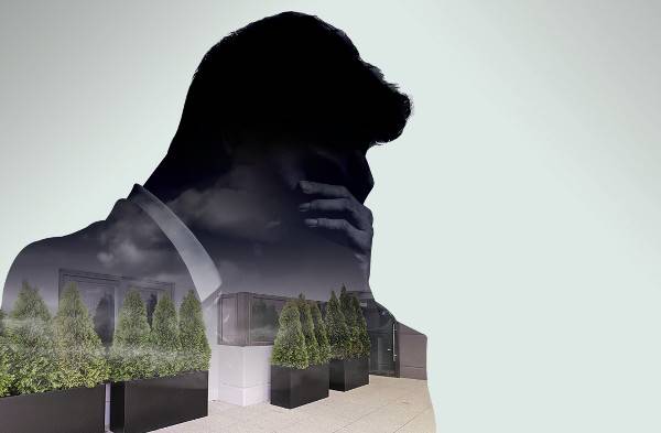 서울 중구 힐스테이트세운센트럴 4층에 마련된 공용공간에서 창문을 통해 해당 층 세대의 실내가 훤히 들여다보이자 시공사가 침엽수 화분으로 가린 모습.