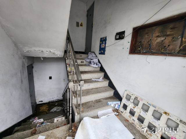 15일 인천 남동구 간석동의 한 빌라는 사람이 살지 않아 쓰레기가 버려져 있는 등 폐허처럼 변해있다. 박귀빈기자