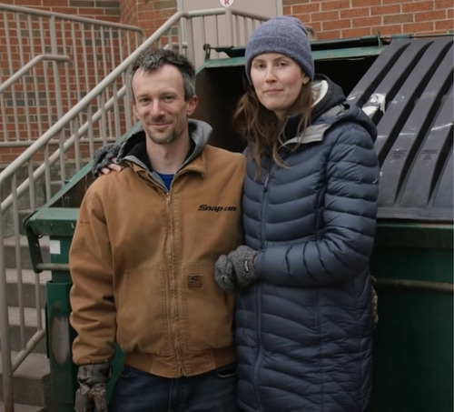 미국 뉴욕주(州) 버팔로에 거주 중인 데이브와 에린 부부. [사진 출처 = 페이스북 ‘Love in the Dumpster’ 캡처]