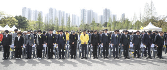 세월호 참사 9주기 기억식에서 묵념하는 참석자 16일 오후 경기도 안산시 단원구 화랑유원지에서 열린 ‘세월호 참사 9주기 기억식’에서 더불어민주당 이재명 대표, 국민의힘 김기현 대표, 정의당 이정미 대표를 비롯한 참석자들이 묵념하고 있다. 공동취재·연합뉴스