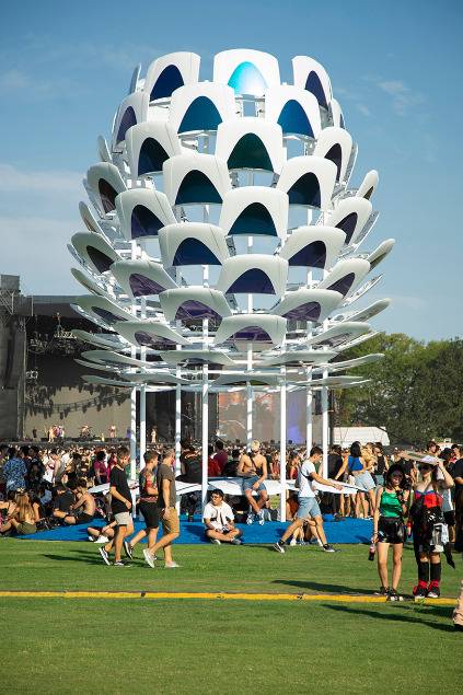 지난달 17~19일 아르헨티나 부에노스아이레스에 있는 산 이시드로 경주장에서 열린 록페스티벌 ‘롤라팔루자 아르헨티나 2023’ 현장 모습. 자동차 보닛으로 만든 조형물 ‘카폿’ 주변에 관람객들이 쉬고 있다. [롤라팔루자 아르헨티나 인스타그램·스튜디오 노멀]