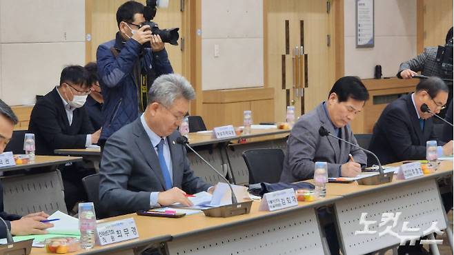 왼쪽부터 김회재 의원(전남 여수을)과 주철현 의원(전남 여수갑). 최창민 기자