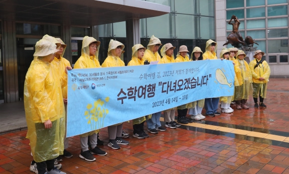 14일 제주항 여객터미널 앞에서 ‘세월호를 기억하는 제주청소년 모임’이 기자회견을 열고, 세월호 참사 9주기를 맞아 제주에서 배편으로 수학여행을 다녀오는 행사의 출발에 앞서 취지를 밝히고 있다.  제주 연합뉴스