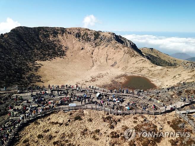 웅장한 한라산 백록담 (제주=연합뉴스) 남한 최고봉인 제주 한라산 정상부 백록담에서 등산객들이 경관을 감상하고 있다. [연합뉴스 자료사진]