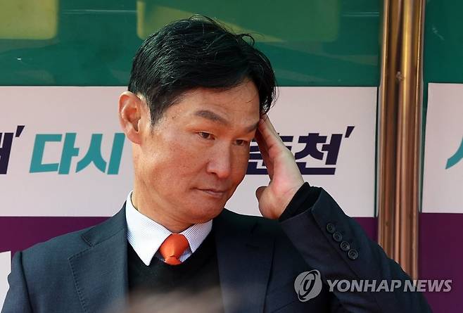 강릉 산불 피해 복구를 위해 3천만원을 기부한 최용수 강원FC 감독 [연합뉴스 자료사진]