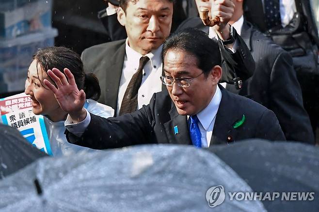 지바현서 유세 활동하는 기시다 총리 (도쿄 AFP=연합뉴스) 기시다 후미오 일본 총리가 15일 지바현 우라야스에서 중의원 보궐선거 유세 활동을 하고 있다.