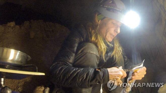 2021년 11월 20일부터 홀로 지하 동굴에서 생활한 베아트리스 플라미니(50) [로이터 연합뉴스 자료사진. 재판매 및 DB 금지]
