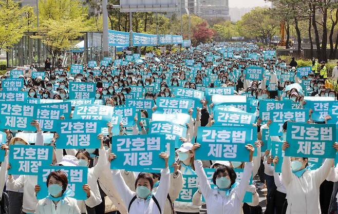 대한간호협회와 시민단체 회원들이 국회 본회의를 하루 앞둔 12일 서울 여의도 국회 앞 의사당대로에서 열린 간호법 국회 통과 촉구 수요한마당에서 ‘간호법 제정’ 피켓을 들어 보이고 있다. 사진=뉴스1