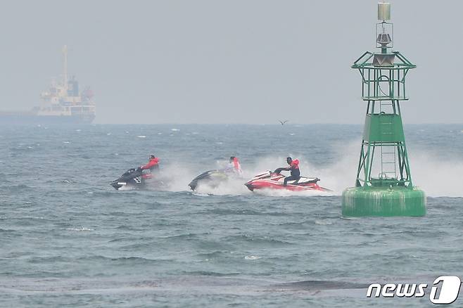 16일 오후 경북 포항시 송도해수욕장에서 수상오토바이들이 파도를 가르며 질주하고 있다.2023.4.16/뉴스1 ⓒ News1 최창호 기자