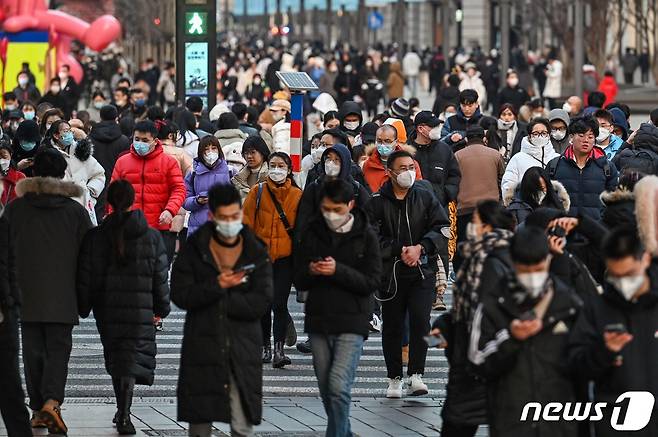 16일(현지시간) 춘절을 앞두고 중국 상하이 황푸 지구의 거리에 행인들이 북적이고 있다. ⓒ AFP=뉴스1 ⓒ News1 DB