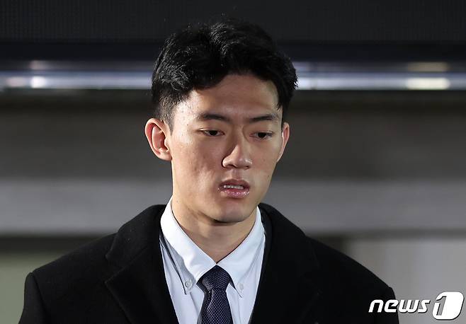 마약 투약 혐의 관련 조사를 마치고 석방된 전두환씨의 손자 전우원씨가 29일 오후 서울 마포경찰서를 나서며 취재진의 질문에 답하고 있다. 2023.3.29/뉴스1 ⓒ News1 구윤성 기자