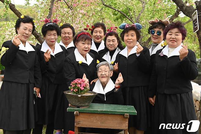 17일 경북 고령군 치매보듬마을 조성사업 '청춘사진관' 프로그램에 참여한 도진리 마을 노인들이 옛날 교복을 입고 사진을 찍고 있다. 고령군은 청춘사진관 프로그램으로 촬영한 사진들로 '복사꽃 피는 도진리 청춘 사진전'을 열 예정이다. (고령군 제공)2023.4.17/뉴스1 ⓒ News1 정우용 기자