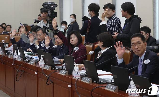 17일 서울 여의도 국회에서 열린 기획재정위원회 전체회의에서 윤영석 국회 기획재정위원회 위원장의 "질의 있습니까?＂ 질문에 모든 의원들이 손을 들고 있다. 2023.4.17/뉴스1 ⓒ News1 송원영 기자