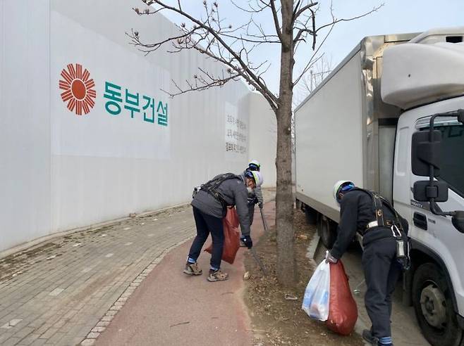 동부건설 직원들이 환경 정화를 위해 현장 주변 플로깅 활동을 하고 있다. / 사진제공=동부건설