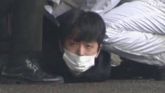 /NHK 15일 기시다 후미오 일본 총리를 향해 폭발물을 던진 용의자 기무라  류지가 시민과 경찰들에게 제압당하는 모습.