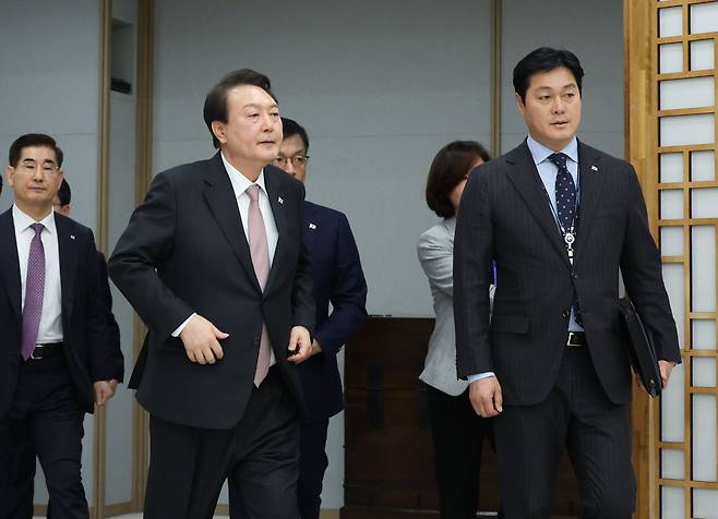 지난달 30일 서울 용산 대통령실 청사에서 열린 조태용 신임 국가안보실장 임명장 수여식에 김승희 의전비서관이 윤석열 대통령을 보좌하며  행사장으로 입장하고 있다./연합뉴스