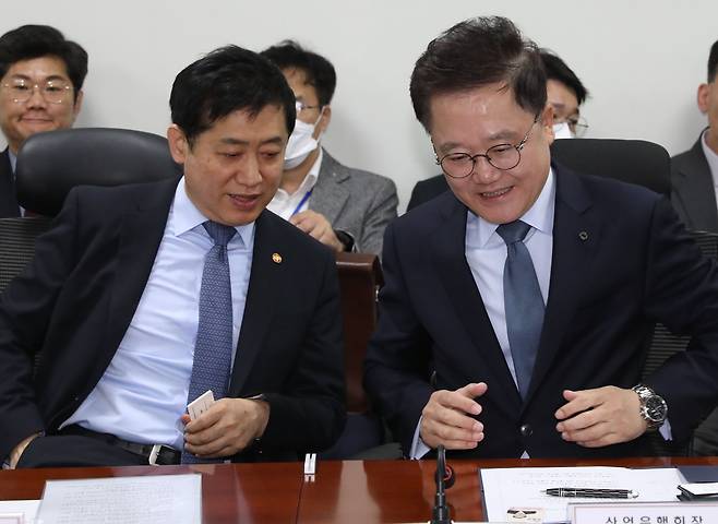 김주현 금융위원장(왼쪽)과 강석훈 산업은행 회장이 지난 13일 오전 서울 여의도 국회 의원회관에서 열린 '산업은행 부산이전 관련기관 간담회'에서 대화를 하고 있다. /뉴스1