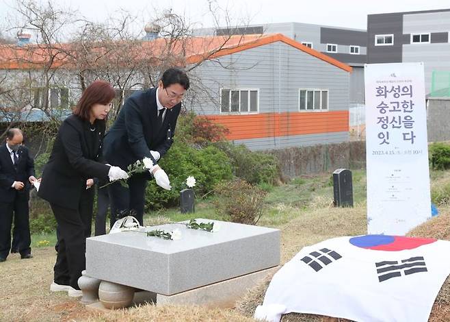 정명근 화성시장이 순국묘역를 방문해 참배하고 있다.ⓒ화성시