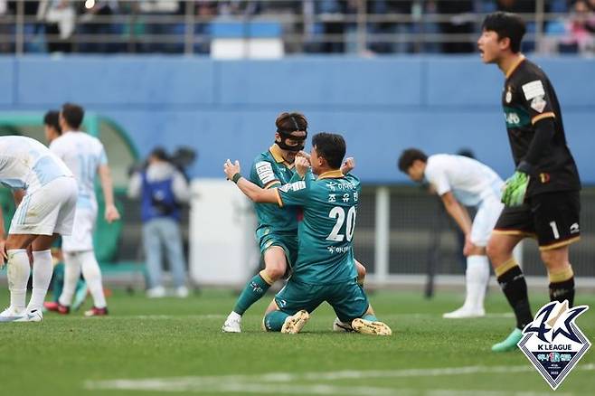 K리그1 선두 울산을 꺾은 뒤 기뻐하는 대전 주세종과 조유민. ⓒ 한국프로축구연맹