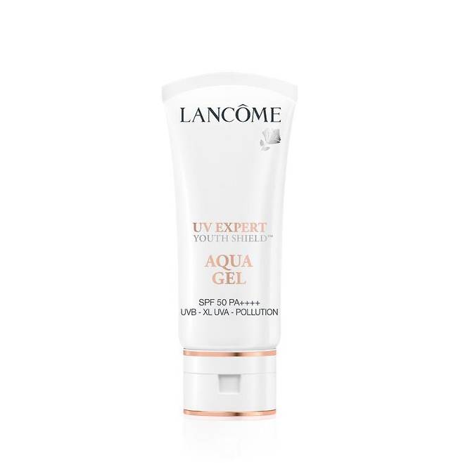 랑콤 UV 엑스퍼트 아쿠아 젤 SPF 50+/PA ++++ - 자외선 B뿐 아니라 자외선 A 스펙트럼의 넓은 영역을 차단, 오래 지속되며 끈적이지 않고 투명한 제형. 유기 50mL 9만 8천 원.
