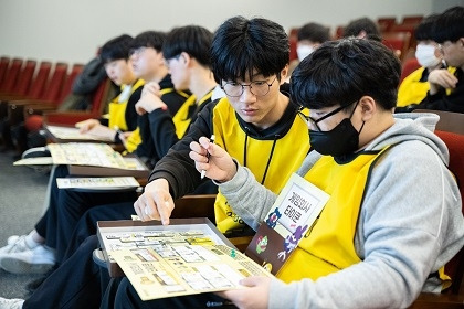 넷마블문화재단은 아현산업정보학교 학생 41명을 대상으로 ‘넷마블 견학프로그램’을 진행했다. 사진은 아현산업정보학교 학생들이 보드게임을 체험하고 있는 모습.