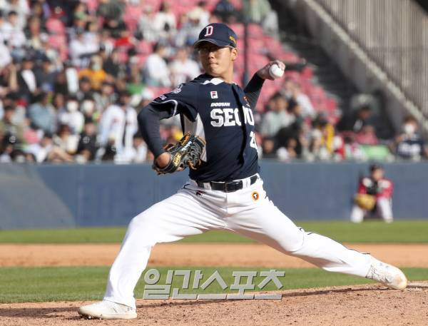 2023 KBO리그 두산 베어스와 LG 트윈스의 경기가 16일 오후 잠실야구장에서 열렸다. 두산 투수 이병헌이 8회 등판 역투하고 있다. 잠실=정시종 기자 capa@edaily.co.kr