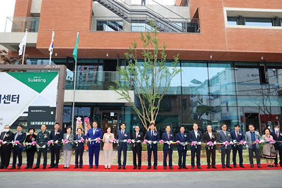 14일 황금2동 행정복지센터 개소식에 참석한 내빈들이 테이프커팅을 하고 있다.  [사진=수성구]