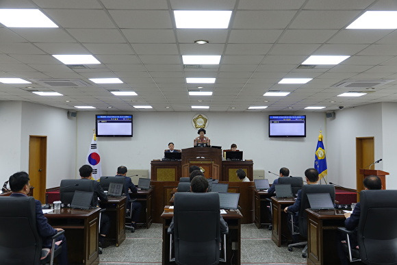 정명순 산청군의회 의장(가운데)이 17일 제289회 임시회 개회를 선언하고 있다. [사진=경상남도 산청군]